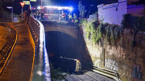 Auto stürzt in Darmstadt von Brücke - Transporter war gestohlen