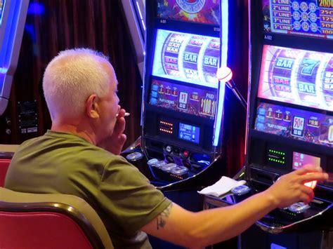 Auto union boss urges New Jersey lawmakers to pass casino smoking ban