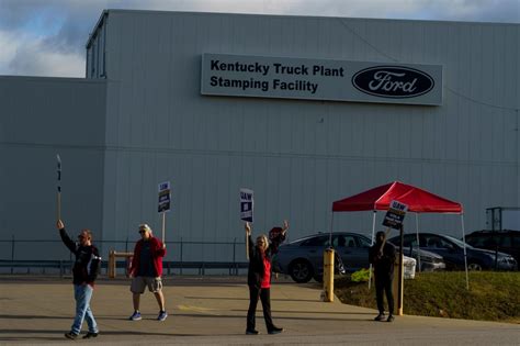 Auto workers and Ford reach tentative labor agreement