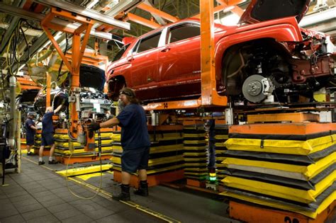 Auto workers begin strike at GM plants in Canada