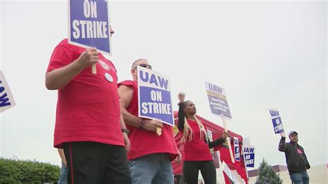Auto workers stop expanding strikes against Detroit Three after GM makes battery plant concession