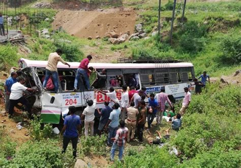 Autobús lleno de músicos cae por un barranco en India; hay al menos 13 muertos