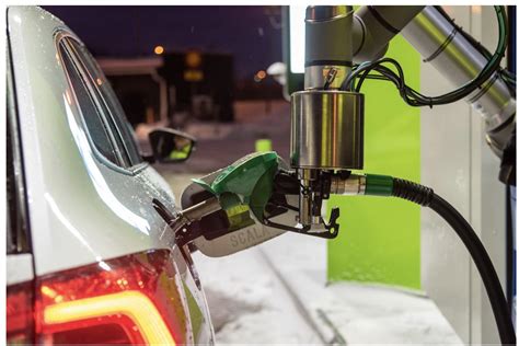 Autofuel using robotic refueling to provide greater equity for disabled gas station users