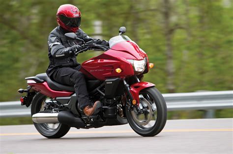 Automatic motorcycle. Honda’s stronghold on the automatic bike segment continues with another entry—the 2021 Honda Rebel CMX 1100 DCT. Equipped with the same engine as the CFR1100L Africa Twin DCT, the Rebel CMX 110 travels at a speed of 128 mph. Via Honda. In 3.4 seconds, it can go from 0 to 60 mph and cover the quarter-mile in 12.1 seconds. 