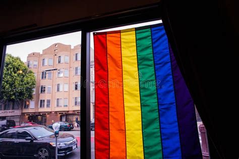 Autoridades: matan a madre de 9 hijos por bandera del Orgullo LGBTQ+ en su tienda en California