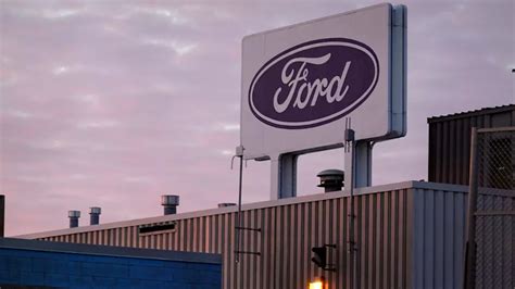Autoworkers reach a deal with Ford, a breakthrough toward ending strikes