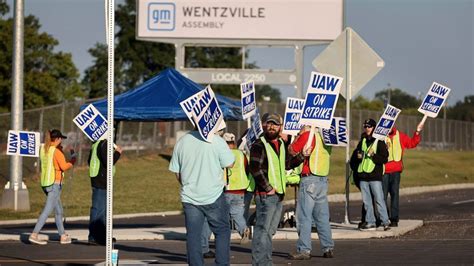 Autoworkers strike continues at GM Wentzville plant