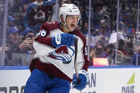 Avalanche top Islanders 7-4 for 6th straight victory, set NHL record with 15th consecutive road win