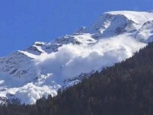 Avalanches aux Domes de Miage sur Glacier d