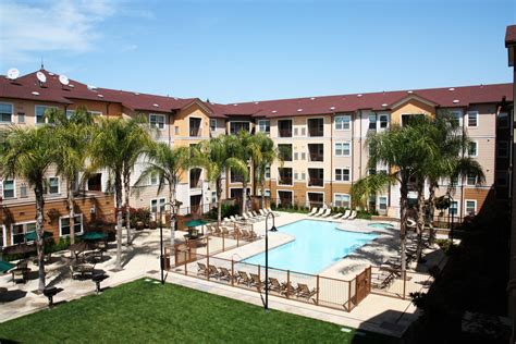 Avery fresno. Avery Fresno is a premier student housing community located just steps from CSU Fresno (Fresno State). Our spacious 1, 2, 3 and 4 bedroom apartments include a full-size washer/dryer, fully equipped kitchens, and a full furniture package. 