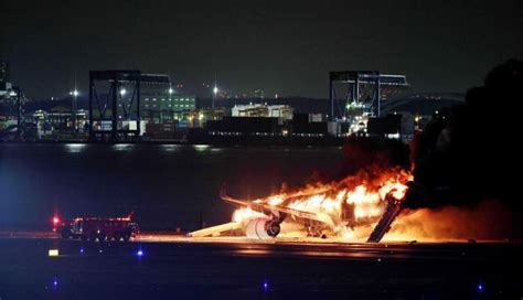 Avión se incendia en pista del aeropuerto Haneda en Japón
