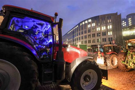 Avrupalı çiftçiler bin 200 traktörle AP binasını kuşattı
