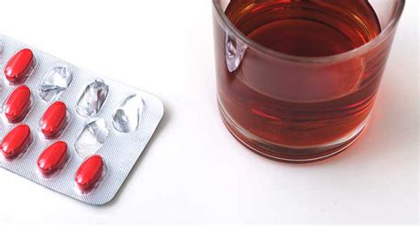 Azithromycin and drinking. One can safely consume alcohol at least a day or two after taking Azithromycin. The drug does not react vigorously with alcohol, but the mild reaction is sure to exaggerate the existing infection further. Specific side effects include vomiting and dizziness. It is easy to make out the side effects of a single drug. 