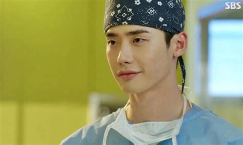 Bölüm Park Hoon (Lee Jong-Suk) küçük yaşta babası ile birlikte Kuzey Kore'ye gönderilir.