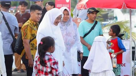 Bawa Tas Belanja di Pasar Takjil Banyuwangi,Bupati Ipuk ... - MSN - raincitystudios.com