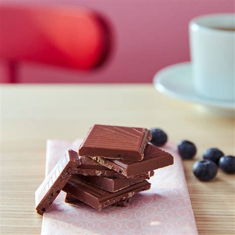 BELÖNING Milk chocolate bar, with wild blueberries Rainforest …