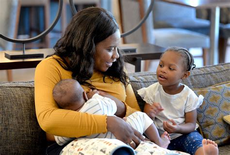 BREASTFEEDING MOM Pecs SMA & Bikin ngaceng keras teknik dasar tampilan lebih berani PER rendah sudut dekat image 1