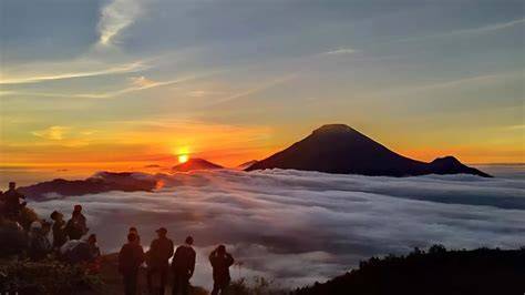 Bukit Sikunir Dieng, Rute & Harga Tiket Masuk Terbaru … - raincitystudios.com