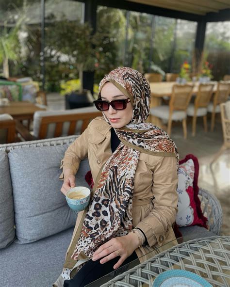 BURCU YAVUZ Şal & Eşarp Moda değişir, zarafet  Instagram.