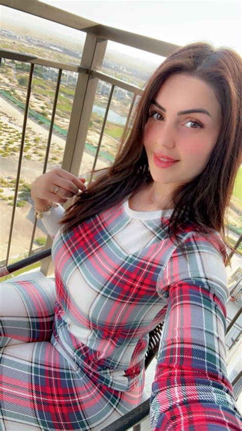 BUSTY MOM model Instagram & pemandangan indah saat awal tahun XNXX21 Konten Dewasa drama intens image 1