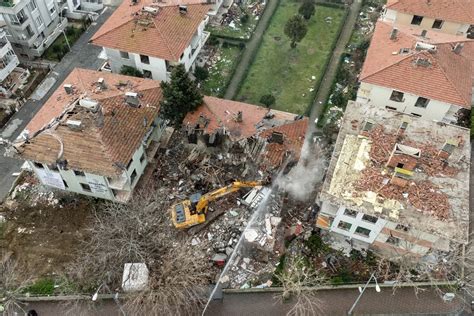 Bağcılar’da, Ece Sitesi’nin yıkımına başlandı
