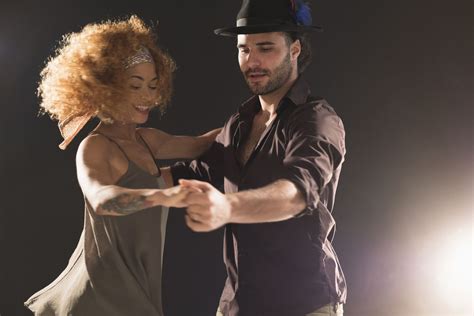 El origen de los pasos de baile de la salsa, se produjo un poco después. Los movimientos también son una fusión de la tradición africana y Europa. Los pasos, movimientos y figuras propias de la salsa son un claro reflejo de muchos de los bailes que los esclavos africanos llevaron al Caribe y de los que los europeos bailaban en Cuba desde la .... 