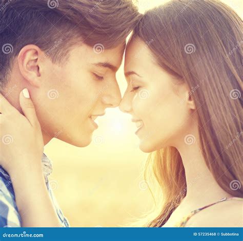 Baciano - Gli attori si baciano quando recitano, il più delle volte. Quando in realtà non si baciano, alcune angolazioni della telecamera possono essere utilizzate per dare l’impressione che gli attori si stiano baciando quando in realtà non lo sono. Esistono diverse tecniche che possono essere utilizzate per girare una scena di baci.