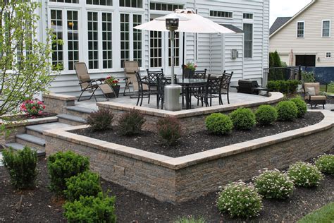 Backyard Garden Design Ideas with a Retaining Wall - Houzz