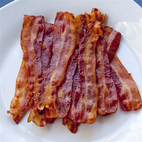 Bacon bacon. There are several differences between bacon and peameal bacon. One of the most notable differences is that bacon is typically made from pork belly, while peameal bacon is made from pork loin. This means that peameal bacon has a more delicate flavor and texture than bacon. Additionally, bacon is usually cured … 