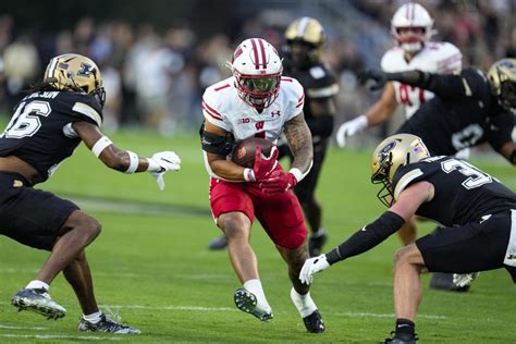 Badgers’ ground game overwhelms Boilermakers in 38-17 victory