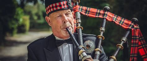 There are bellows on the Ulilean bagpipes that are situated on the right arm. The air is blown into the bellows and the air is then under the control of the bag that is perched under the left arm. When pressure is placed on the bag, there is the passage of air that is directed to the reeds that pertain to the melody chanter..