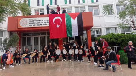 Bahadır Tekin Filistin'de kadınların ve çocukların sığındığı okul .