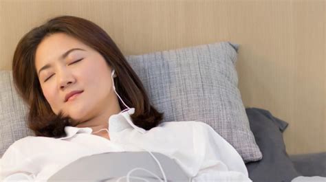 Bahaya Menggunakan Earphone saat Tidur, yang …