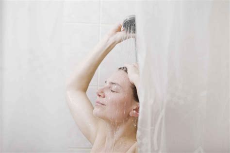 Baisé sous la douche. Things To Know About Baisé sous la douche. 