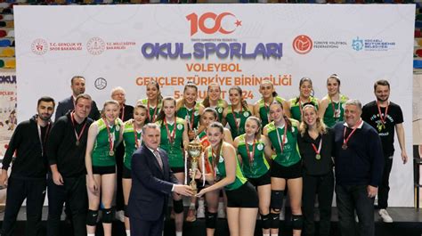Bakan Bak, Okul Sporları Voleybol Genç Kızlar Türkiye Birinciliği final maçını izledi: