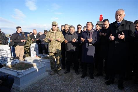 Bakan Ersoy depremde hayatını kaybedenleri mezarı başında andıs
