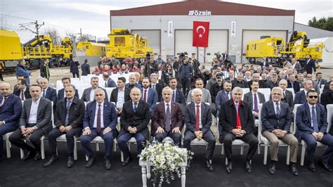 Bakan Uraloğlu, yeni nesil akıllı demir yolu bakım araçları teslim töreninde konuştu:s