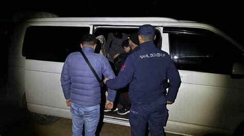 Balıkesir'de 16 düzensiz göçmen ile 1 insan kaçakçısı yakalandı