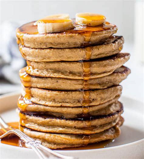 Banana Oat Pancakes with Greek Yogurt and Rolled Oats