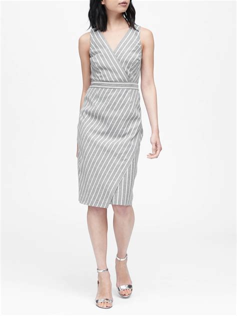 Shop a large collection of stylish petite dresses from Banana Republic. Find a petite dress that fits your unique frame. . 