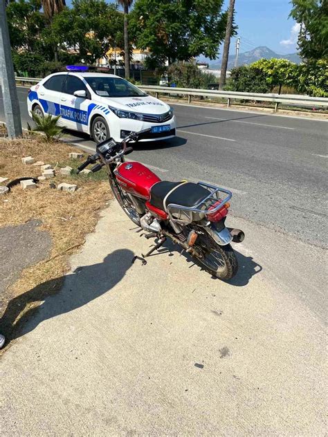 Bandırma'da motosikletin çarptığı 2 kişi yaralandı