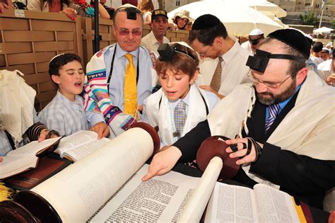 Bar and Bat Mitzvah - Practices in Judaism - BBC Bitesize