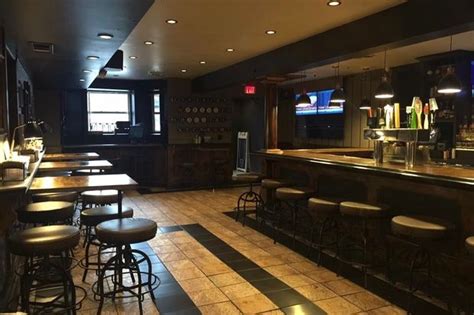 Fans go for: iny with a hidden entrance, it’s possibly the smallest bar in Wrigleyville. Also of note: This was formerly The Dugout, made over by Bar Rescue. …. 