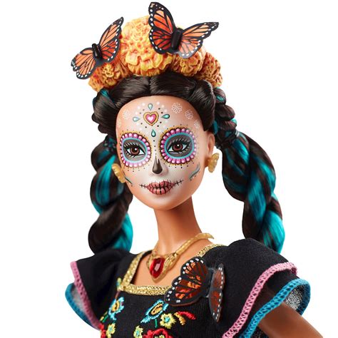 Barbie Signature Premium - Día de Muertos. $2,799.00 | -50% de descuento. $1,399.50. No disponible. Agregar a la bolsa. Promociones especiales. Barbie Signature Premium - Día de Muertos; La marca celebra el Día de Muertos en una colaboración con el diseñador de moda mexicano de renombre mundial Benito Santos. . 