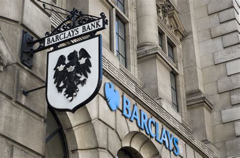 What is Barclays's consensus rating and p