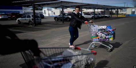 Bargain-hunting Uruguayans are flocking to Argentina as its peso slides. Back home, shops struggle