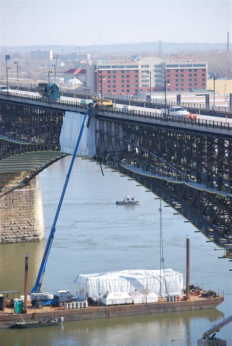 Barge strikes Eads Bridge; MetroLink expects delays