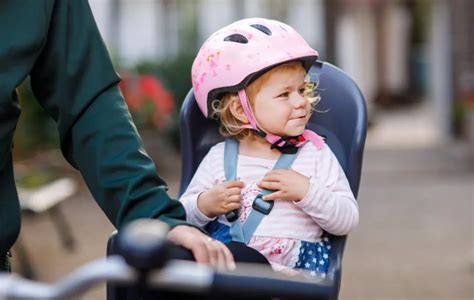 Barn somnar i cykelsits