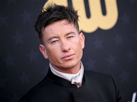 Sex Ghoda Ghodi - Barry Keoghan poses in nothing but tiny shorts for dating app campaign