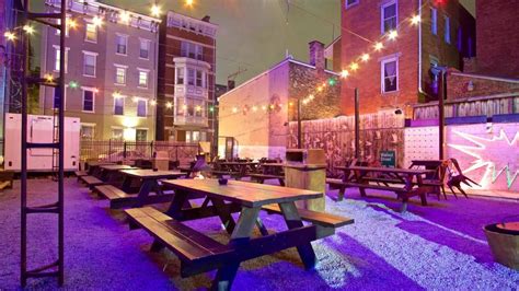 Bars in otr. HomeMakers Bar. 35 E. 13th St., Over-the-Rhine. Cincinnati hospitality mavens Julia Petiprin and Catherine Manabat have opened HomeMakers Bar at the corner of 13th and Walnut streets. The duo ... 